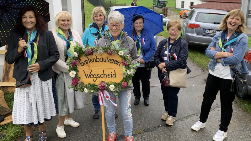 Gartenbauverein Wegscheid zu 150 Jahre FF Meßnerschlag, Aufstellung zum Kirchenzug mit dem mit Blumen geschmückten Taferl Gartenbauverein Wegscheid zu 150 Jahre FF Meßnerschlag, Aufstellung zum Kirchenzug mit dem mit Blumen geschmückten Taferl
